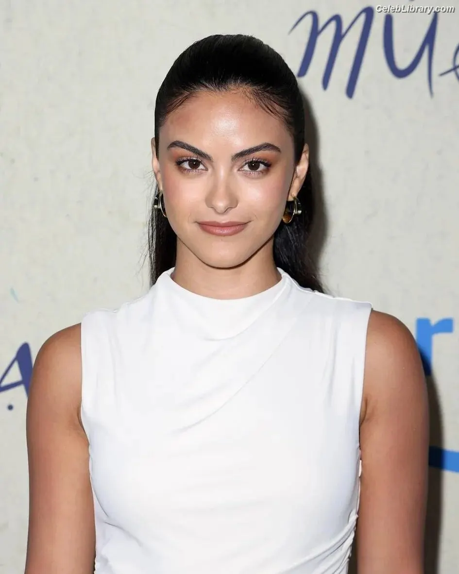 Camila Mendes photo 17 of 947