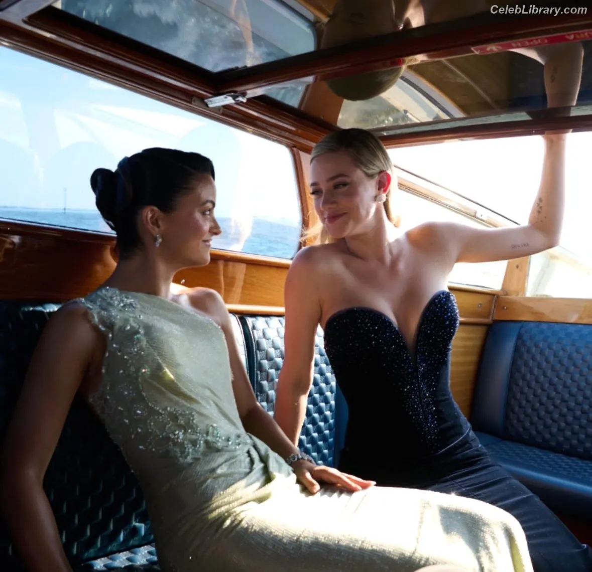 Camila Mendes photo 3 of 947