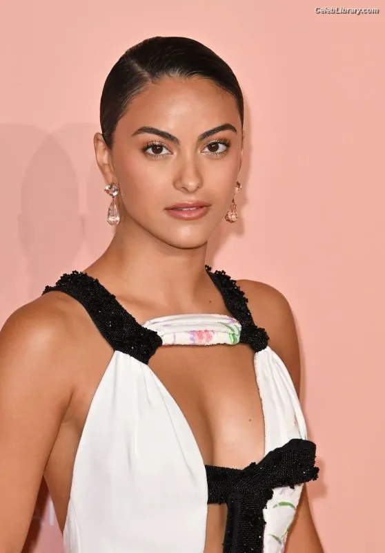 Camila Mendes photo 10 of 947