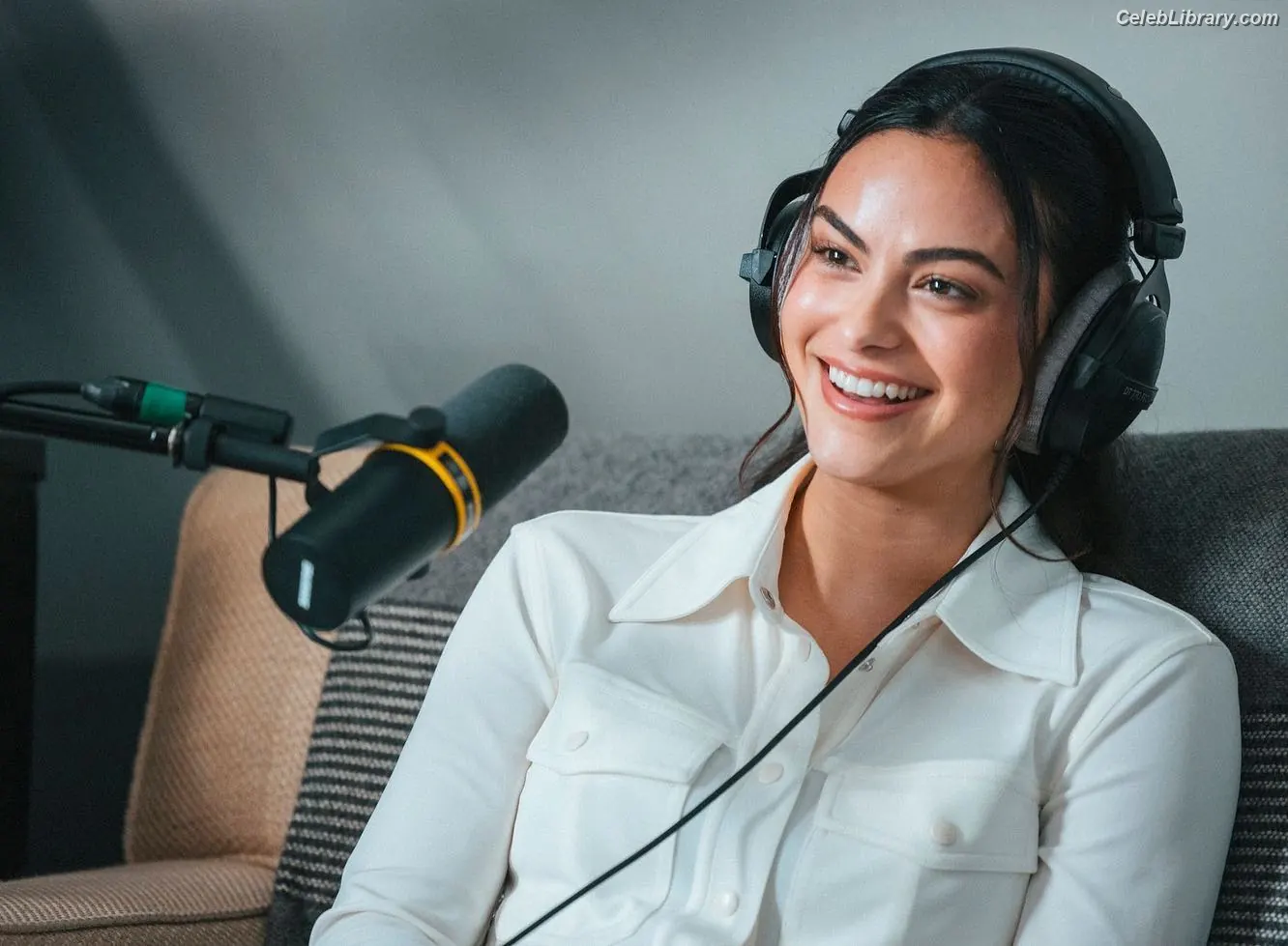 Camila Mendes photo 6 of 947