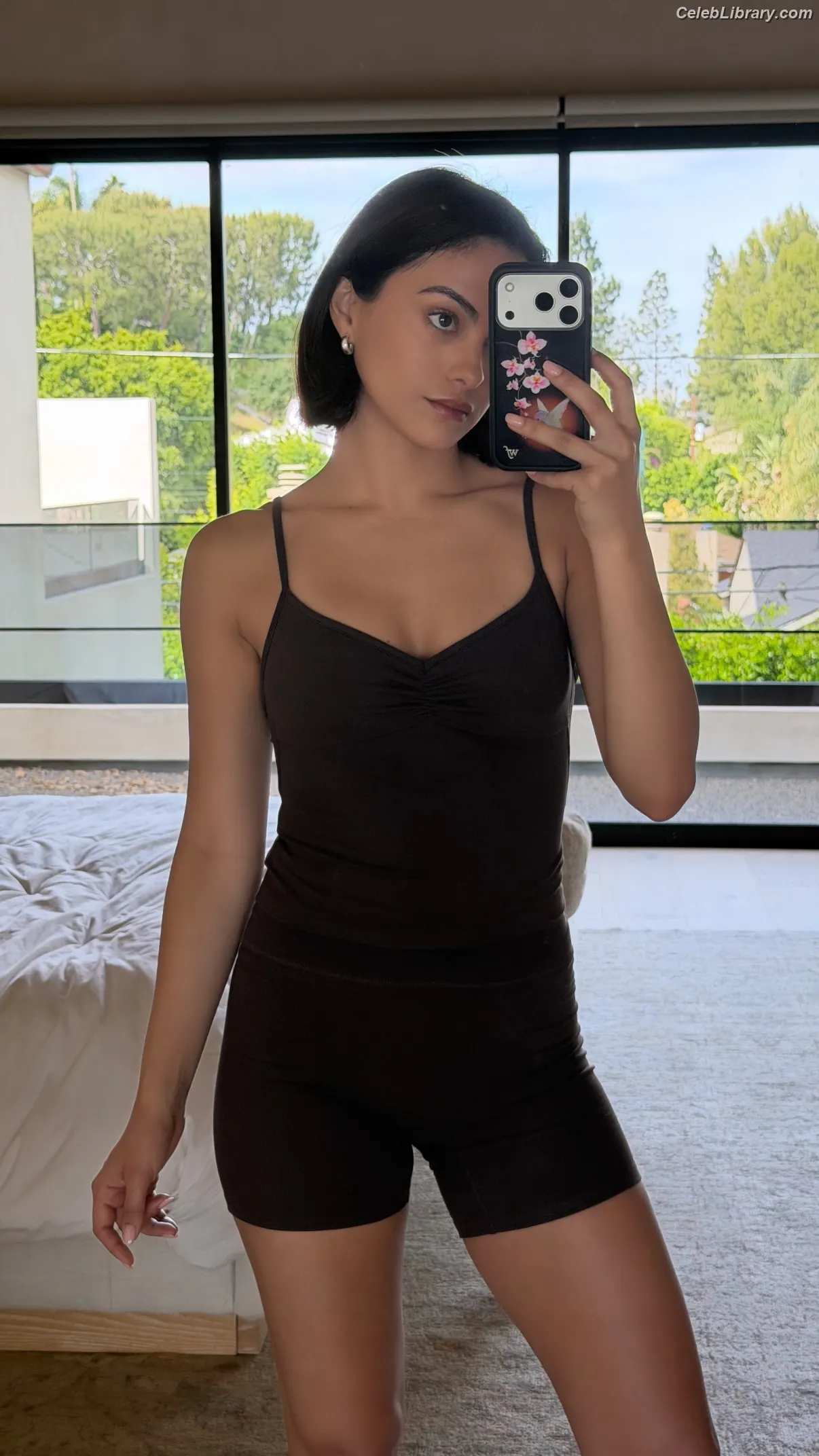 Camila Mendes photo 4 of 947
