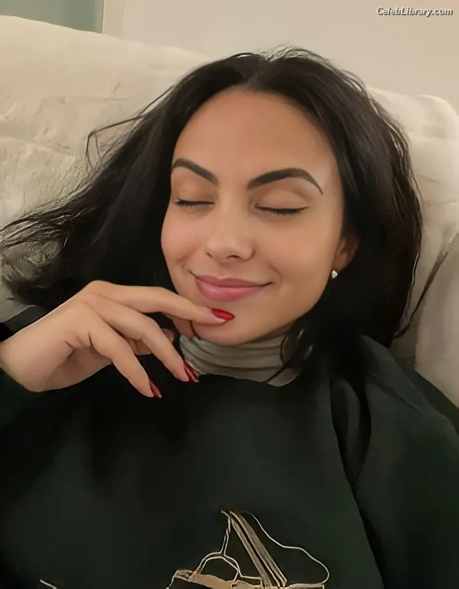Camila Mendes photo 13 of 947