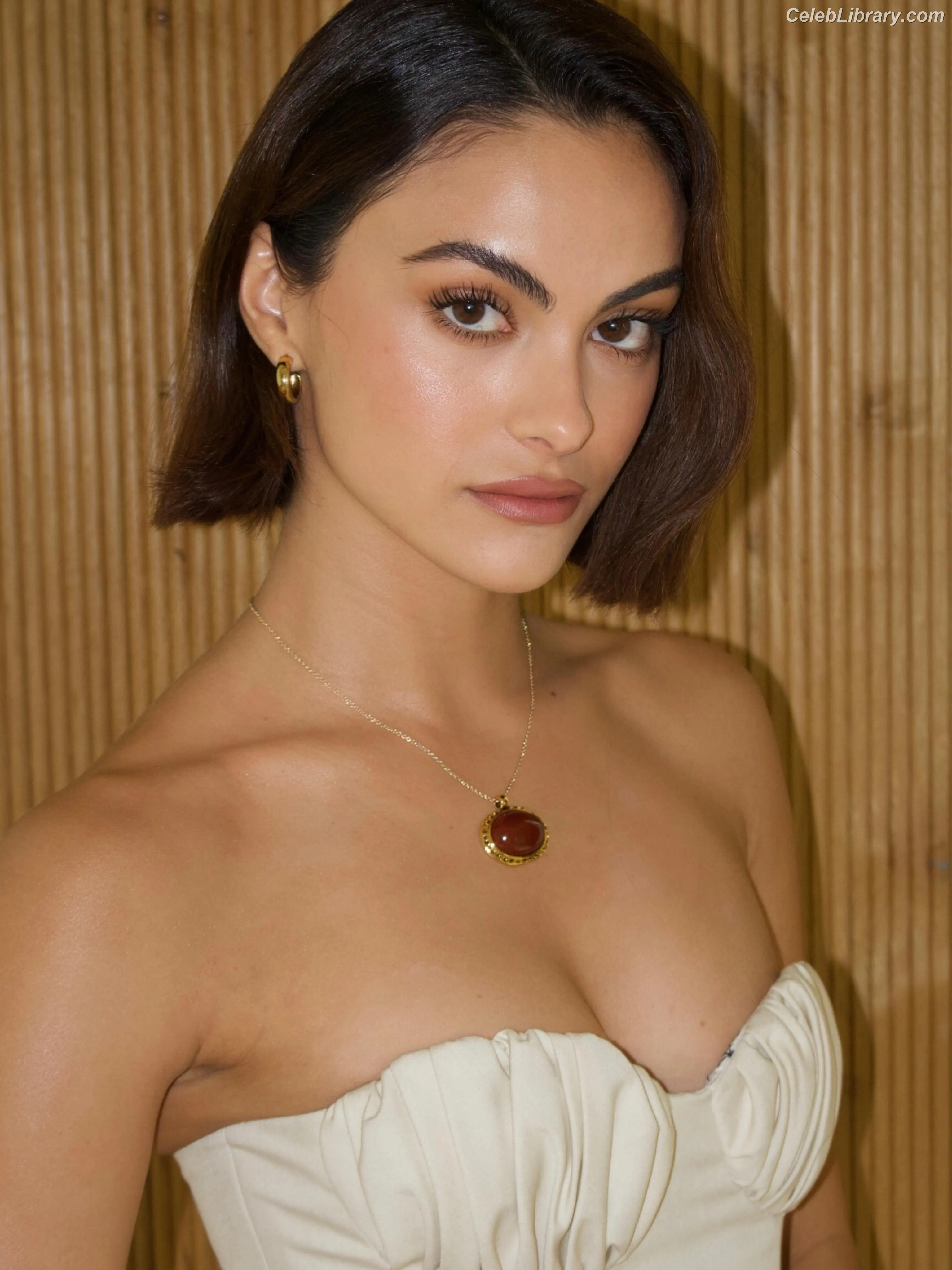 Camila Mendes photo 16 of 947