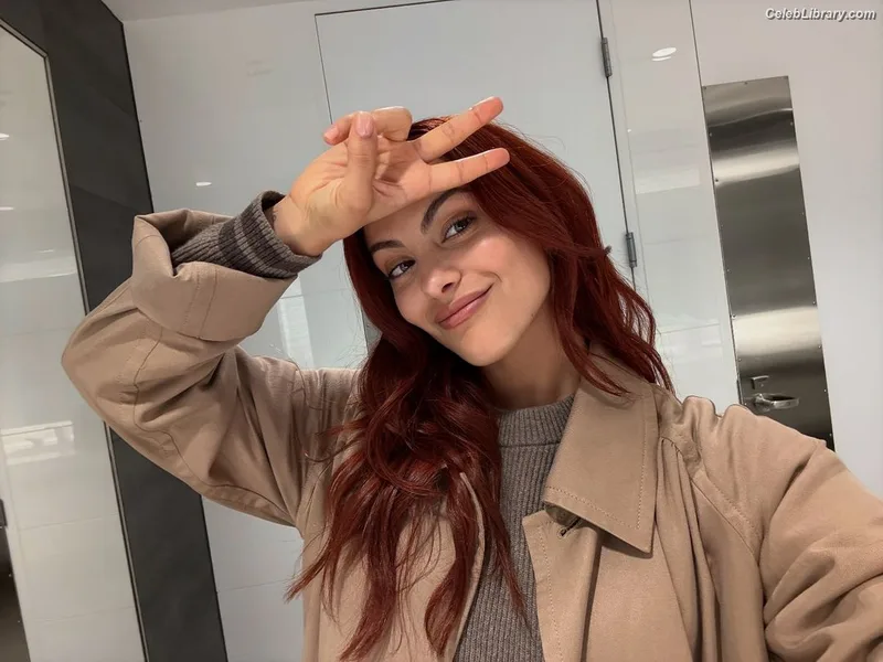 Camila Mendes photo 4 of 950