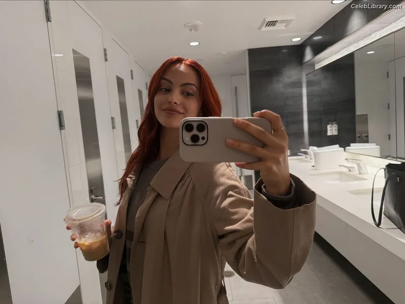 Camila Mendes photo 5 of 950