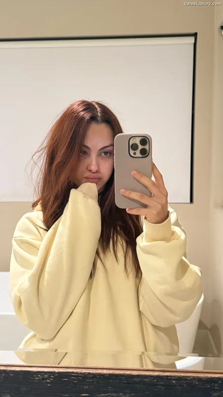 Camila Mendes photo 8 of 950