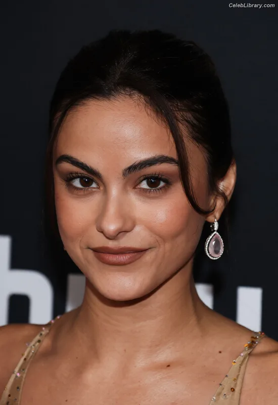 Camila Mendes photo 16 of 950