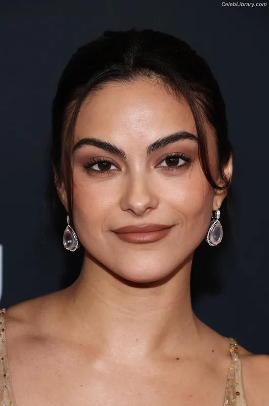 Camila Mendes photo 18 of 950