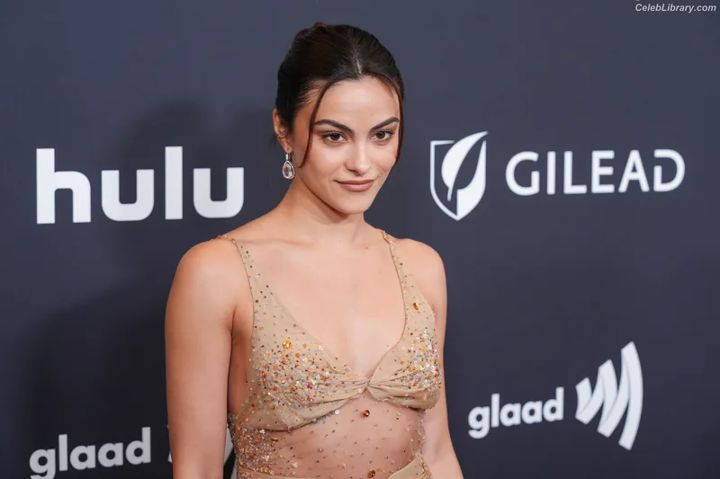 Camila Mendes photo 19 of 950