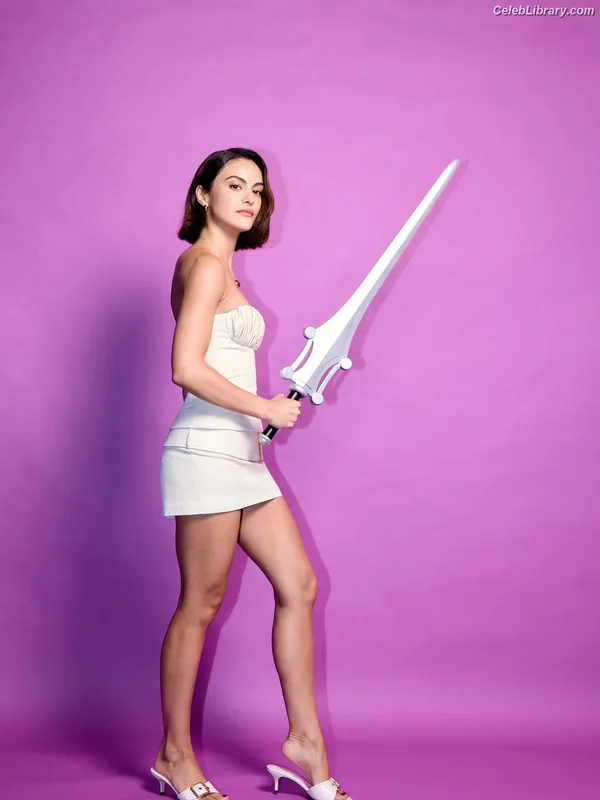 Camila Mendes photo 2 of 950