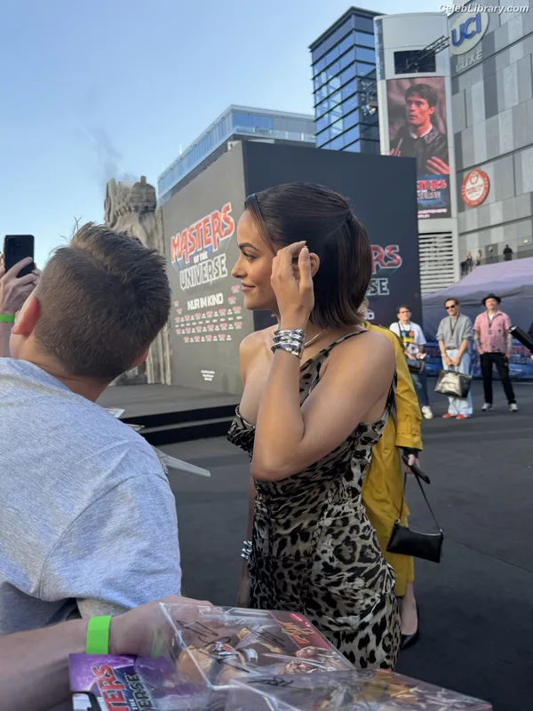 Camila Mendes photo 11 of 950