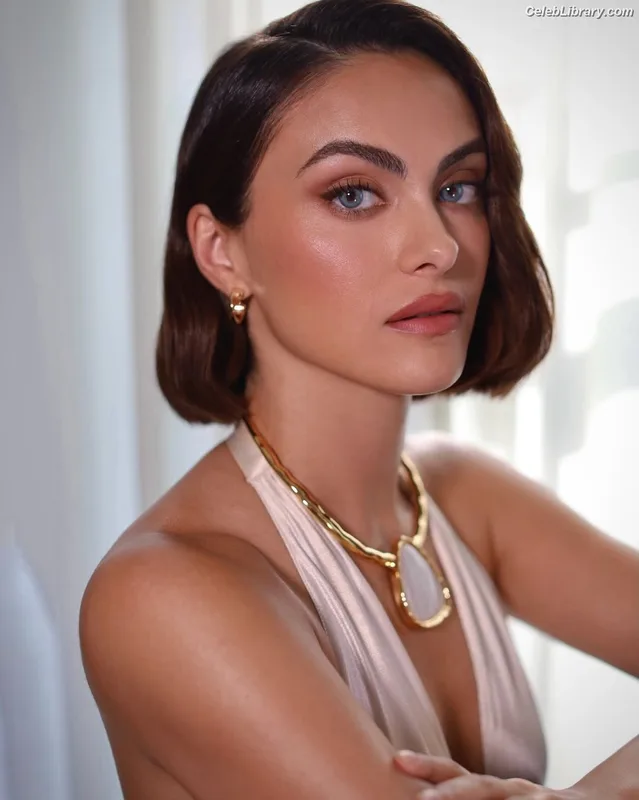 Camila Mendes photo 15 of 950
