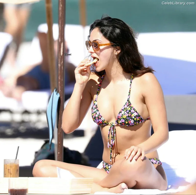 Camila Mendes photo 14 of 950