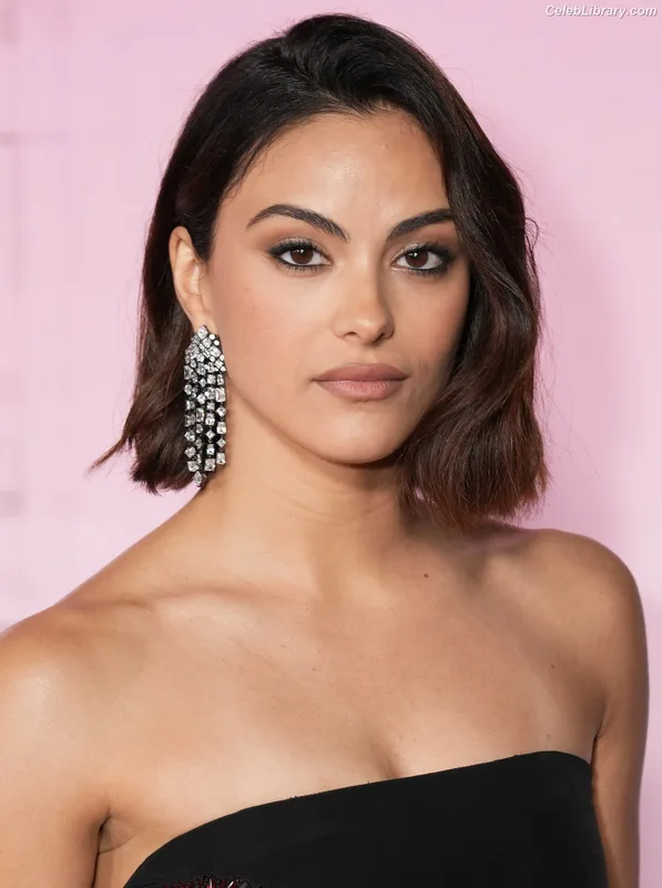 Camila Mendes photo 2 of 950