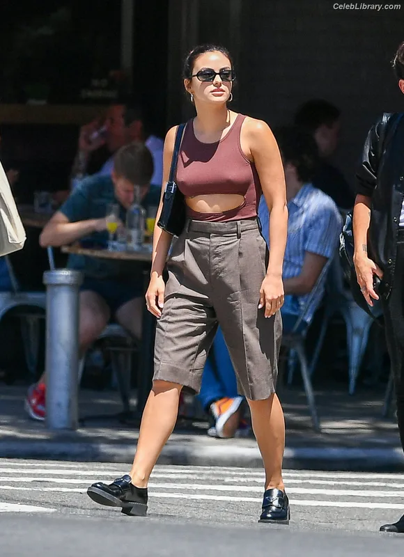 Camila Mendes photo 3 of 950
