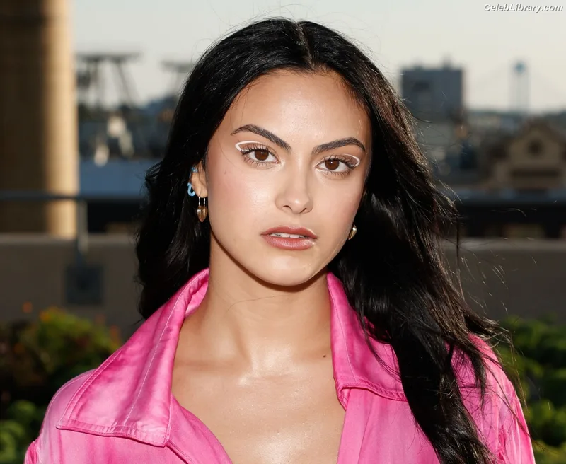 Camila Mendes photo 4 of 950
