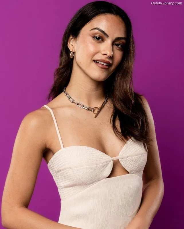 Camila Mendes photo 10 of 950