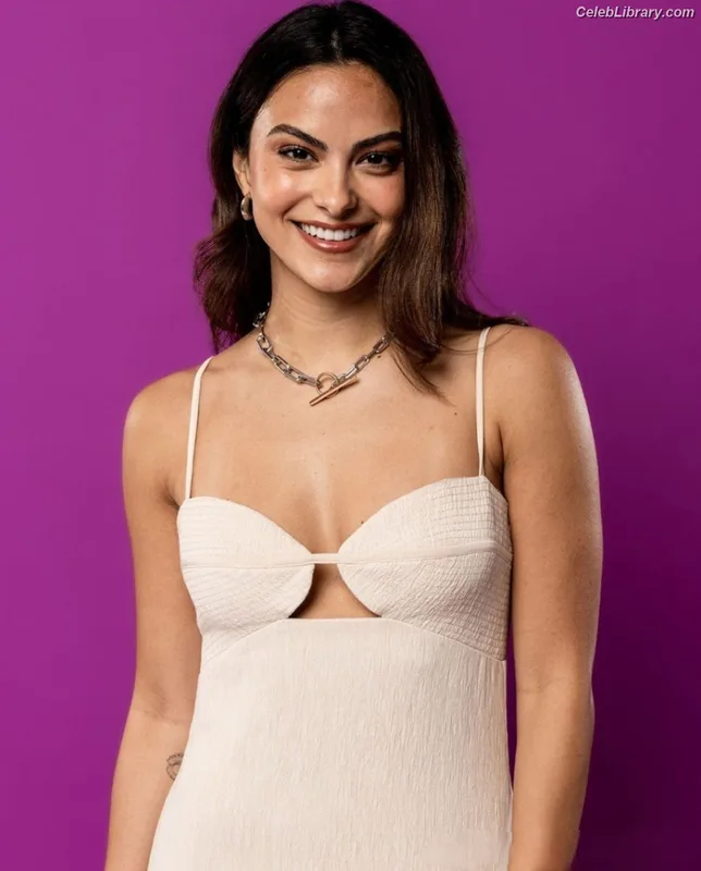 Camila Mendes photo 11 of 950