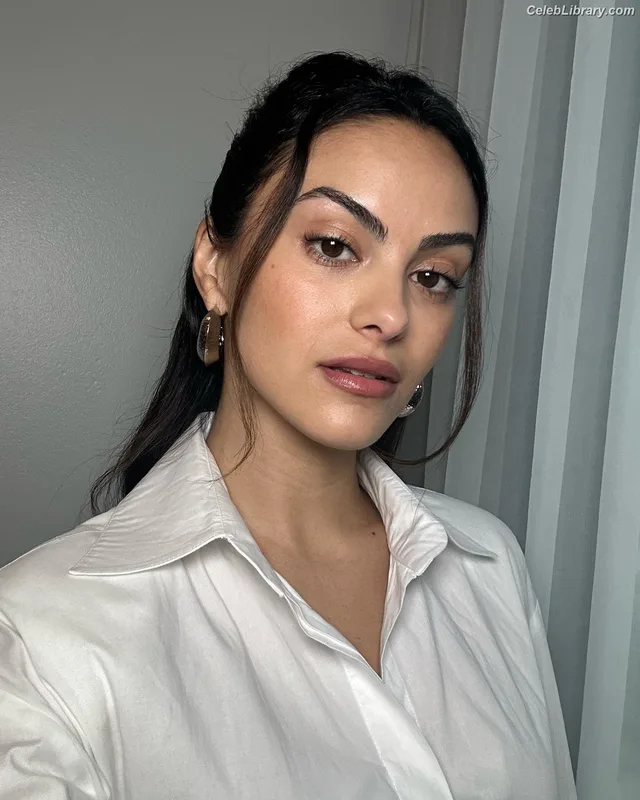 Camila Mendes photo 16 of 950