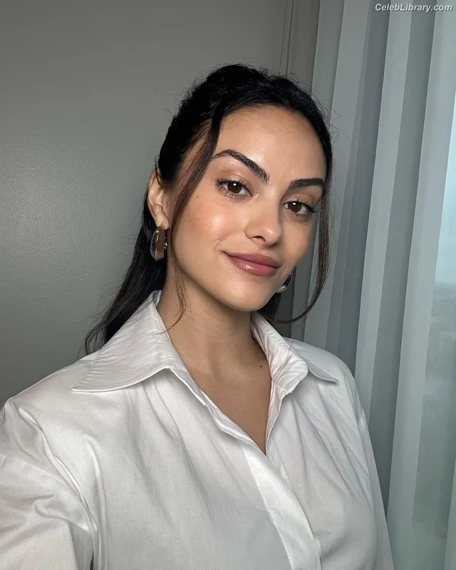 Camila Mendes photo 17 of 950