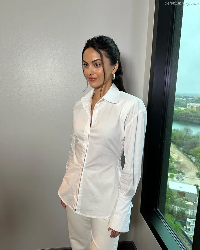 Camila Mendes photo 18 of 950