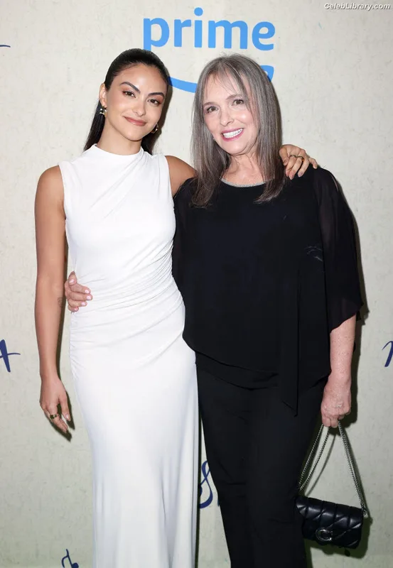 Camila Mendes photo 22 of 950