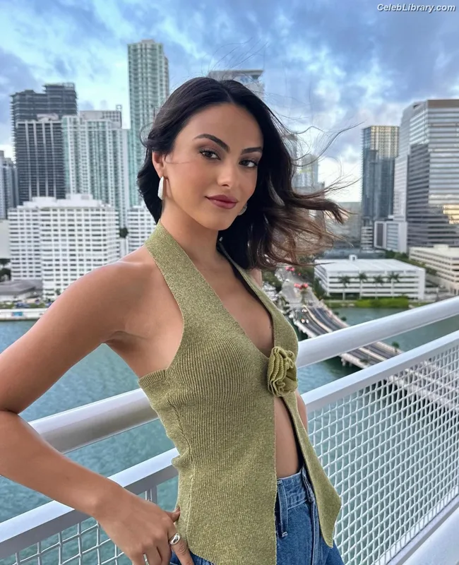 Camila Mendes photo 1 of 950