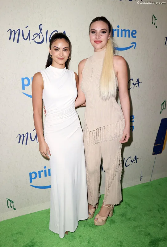 Camila Mendes photo 4 of 950
