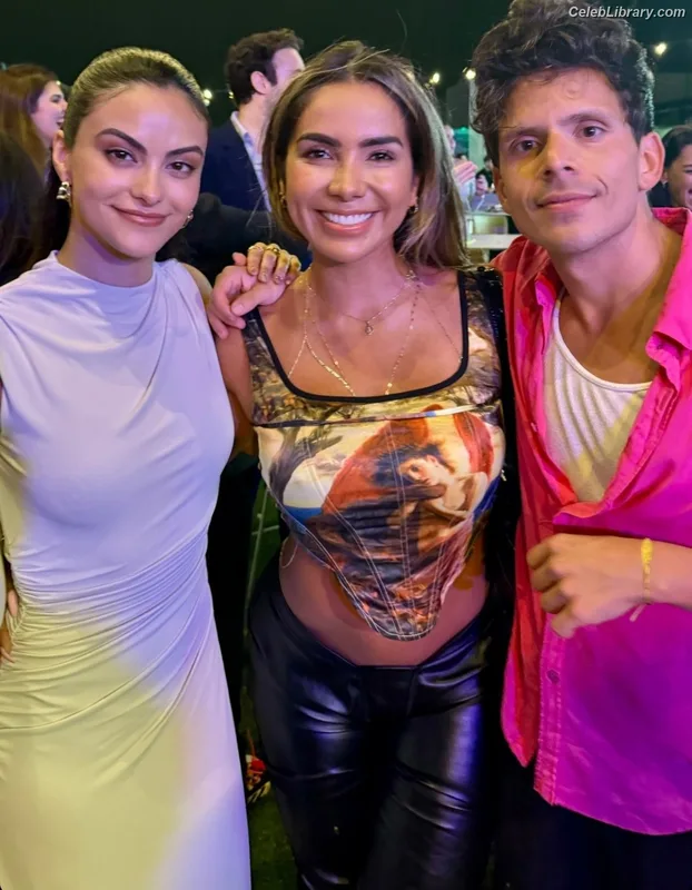 Camila Mendes photo 11 of 950