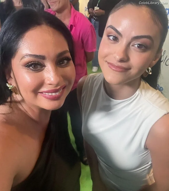 Camila Mendes photo 17 of 950