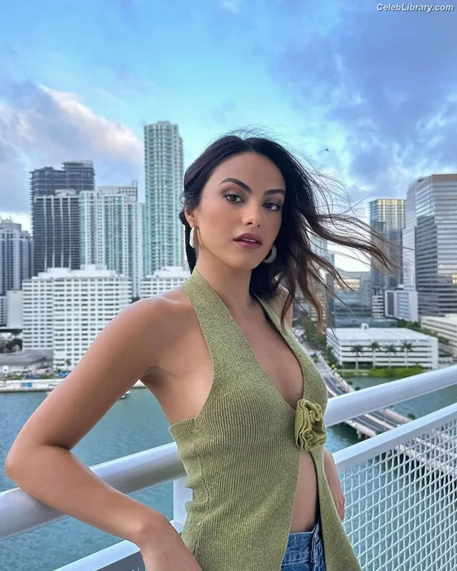 Camila Mendes photo 20 of 950