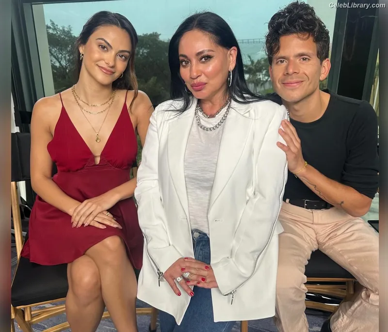 Camila Mendes photo 1 of 950