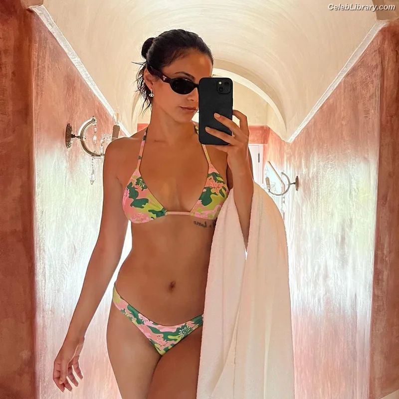 Camila Mendes photo 14 of 950