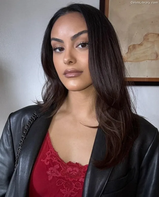 Camila Mendes photo 15 of 950