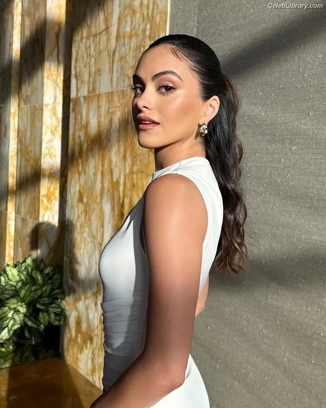 Camila Mendes photo 16 of 950