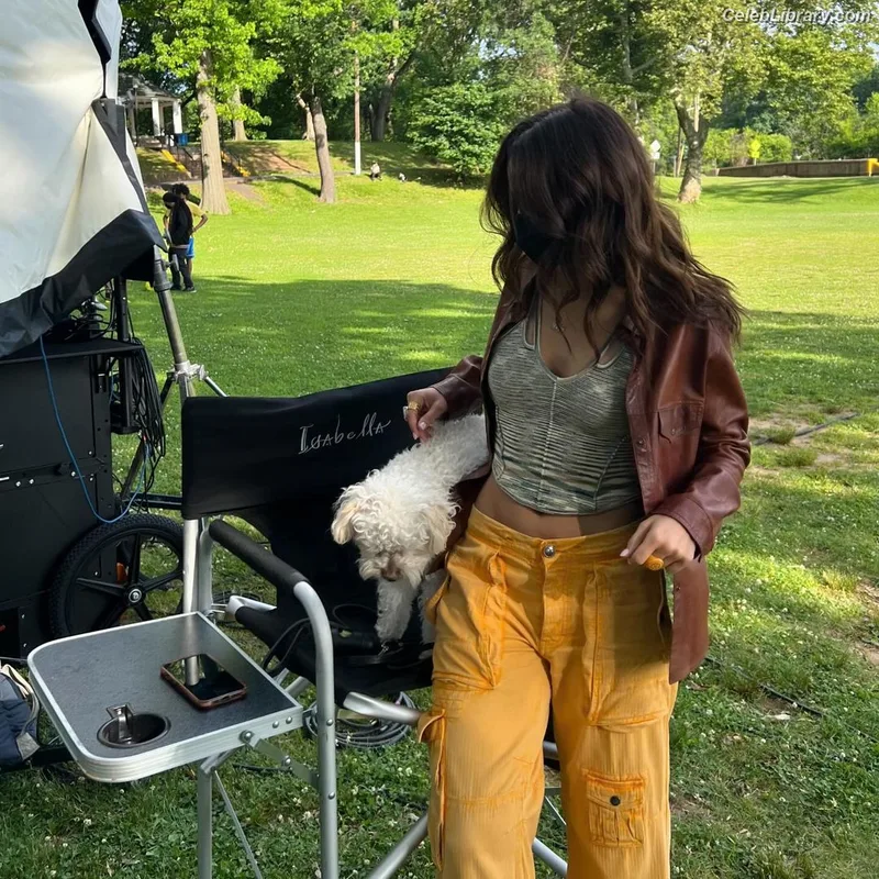 Camila Mendes photo 22 of 950