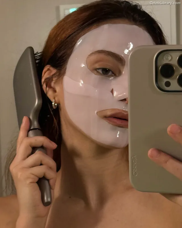 Camila Mendes photo 5 of 950