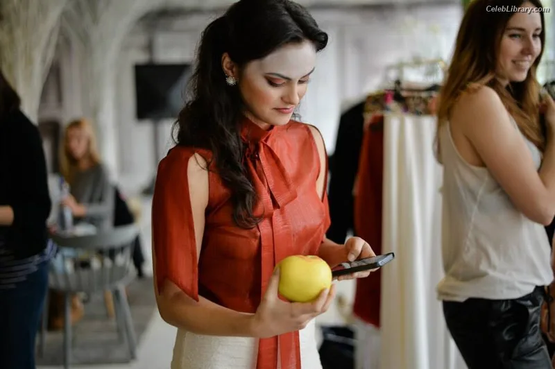 Camila Mendes photo 15 of 950