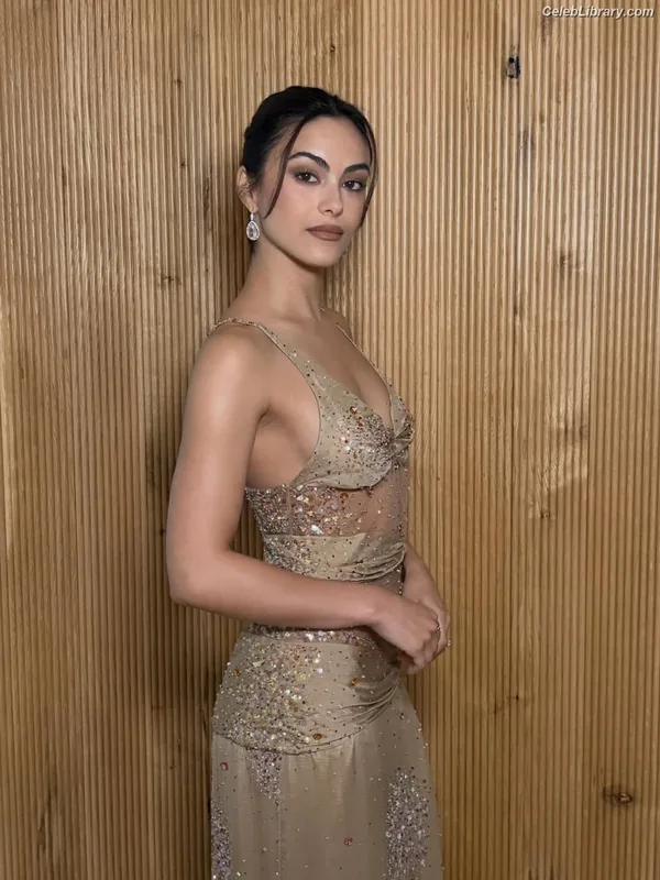 Camila Mendes photo 21 of 950