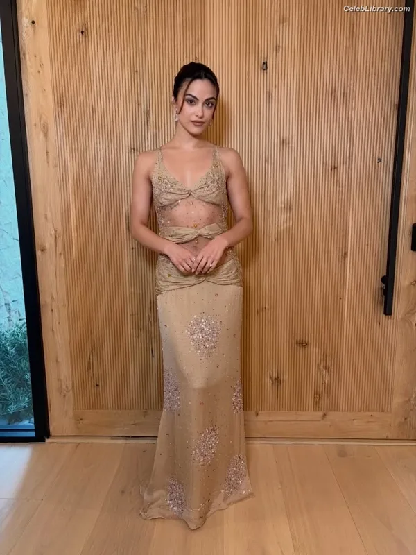 Camila Mendes photo 22 of 950