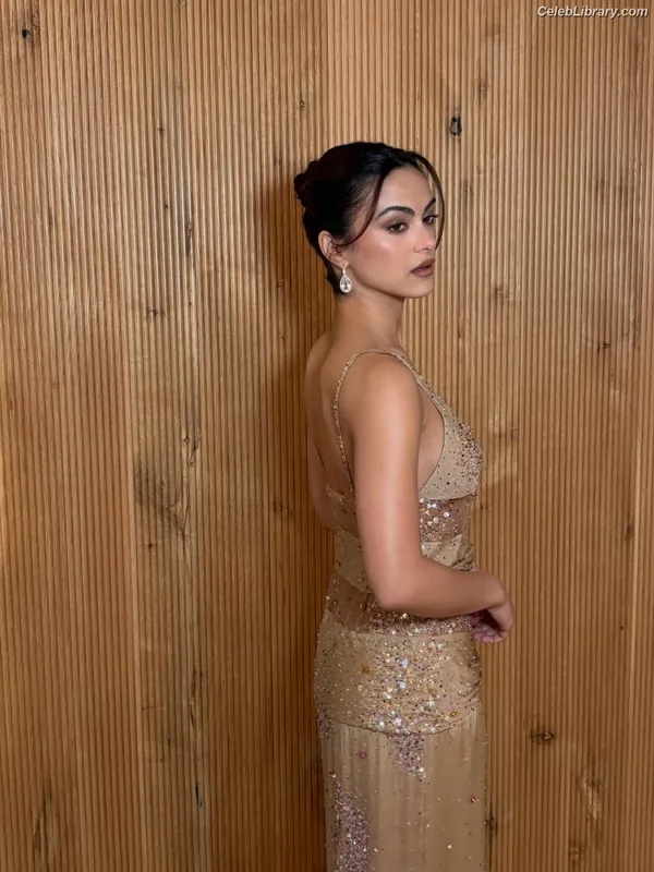 Camila Mendes photo 24 of 950