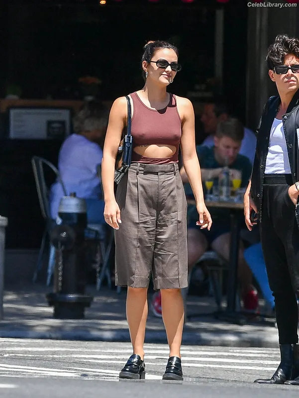 Camila Mendes photo 3 of 950