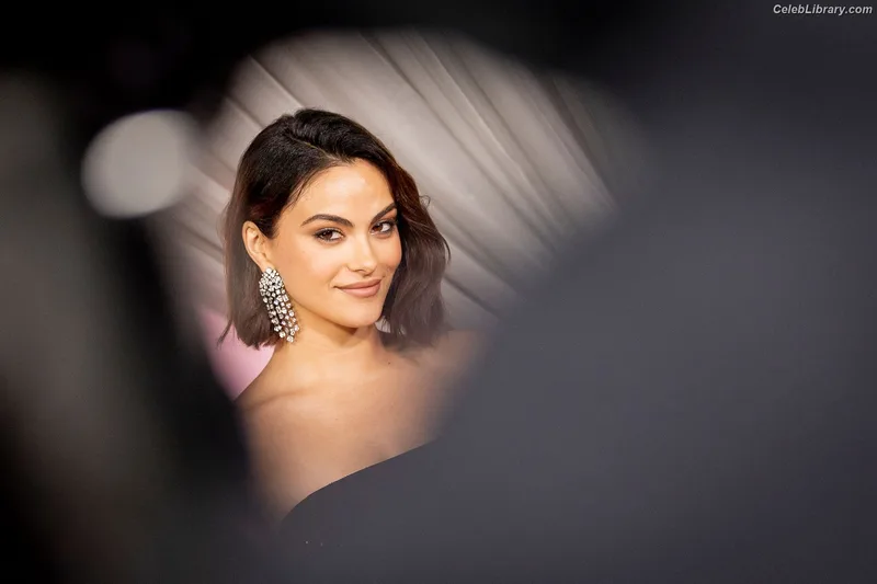 Camila Mendes photo 5 of 950