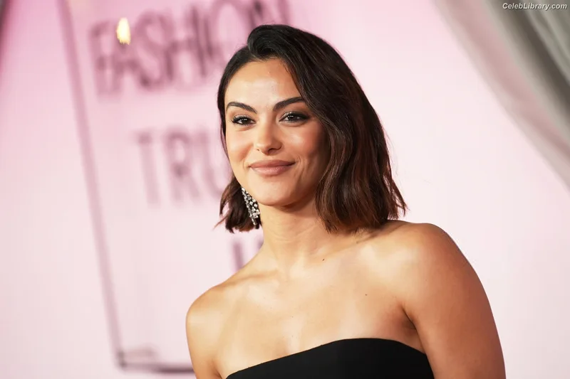 Camila Mendes photo 7 of 950