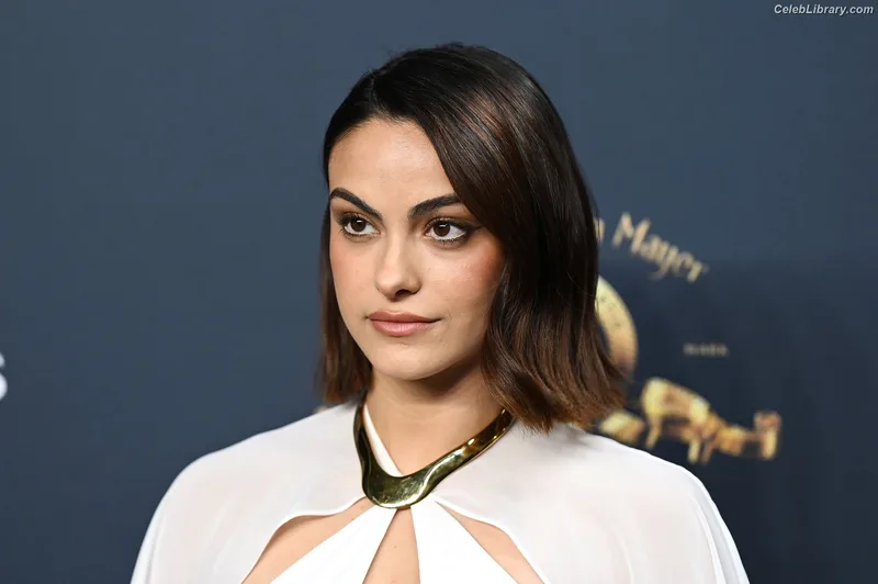 Camila Mendes photo 17 of 950