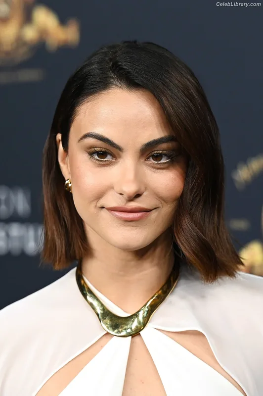Camila Mendes photo 18 of 950