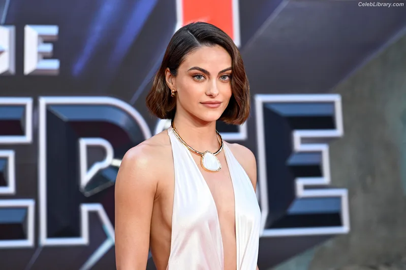 Camila Mendes photo 8 of 950