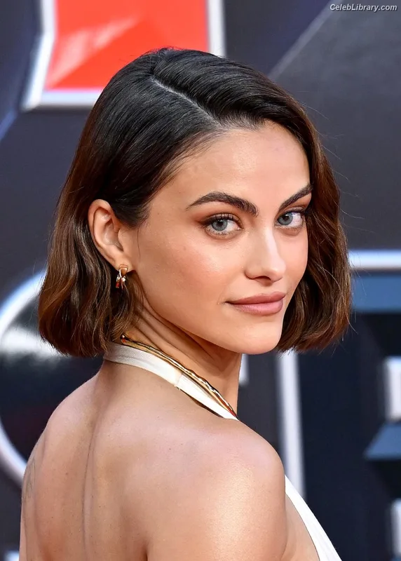Camila Mendes photo 18 of 950