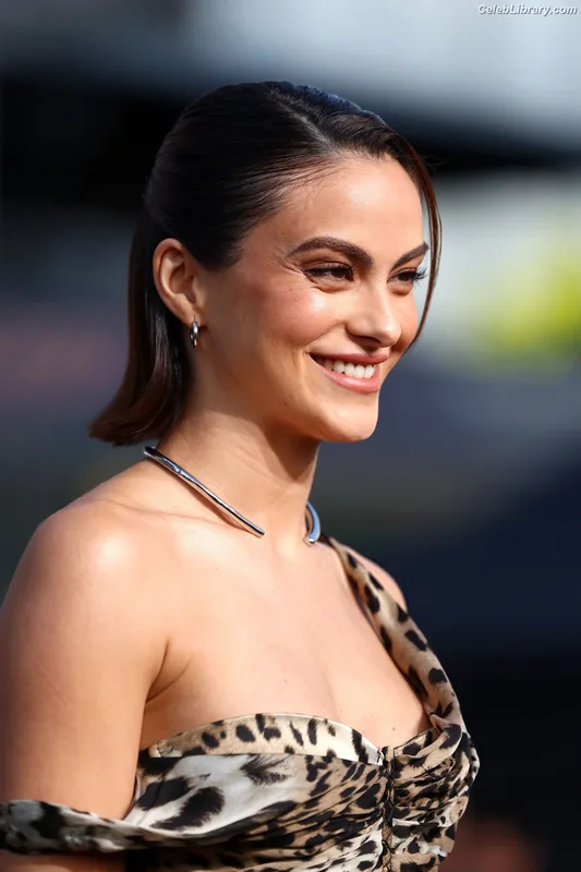 Camila Mendes photo 15 of 950