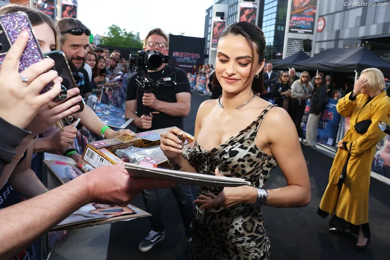 Camila Mendes photo 1 of 950